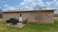 Mid- Lake home, perfect for a group w/ lots of boat and truck parking - Hytter