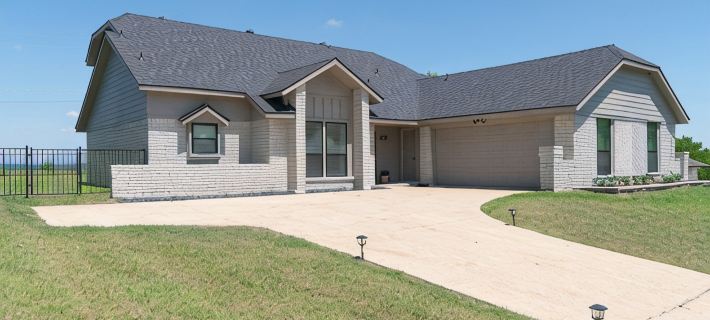 Spacious Modern Home with Lake view in Dallas, great amenities/full Kitchen/Wifi Hotels in Garland