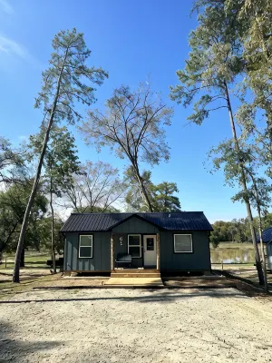 Newly constructed waterfront cabin C1 with pond and Trinity River views - Homestays