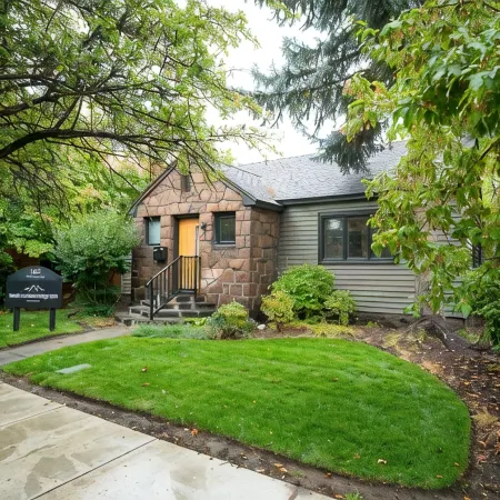Downtown cottage with hot tub and fenced yard