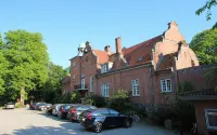 Sauntehus Castle Hotel - parking