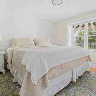 West End 2 Br 2 BA with Bonus Queen Sleep Sofa, Private Farmers Porch & Parking Rooms