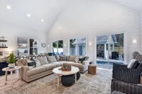 Peaceful vacation retreat on SSI within walking distance of beach & Pier Village - 부티크