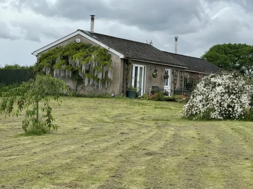 Visit Wales 4 Star, rural bungalow - Sauna, jacuzzi, play area and Free Wi-fi - 3-Star
