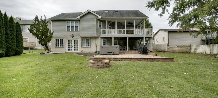 Spacious Quiet Retreat with Hot Tub and Walk to River Minutes to Harpers Ferry Hotels in Jefferson County