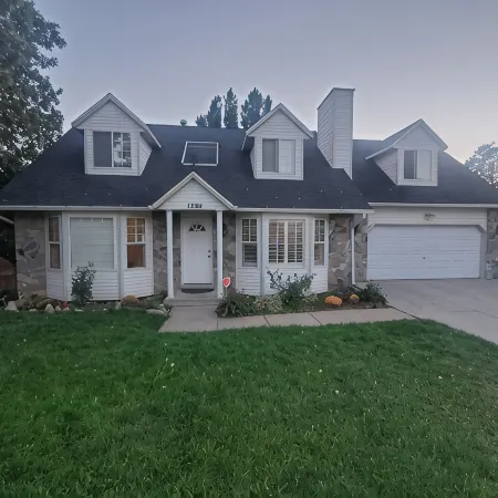 Recharge in quiet mountain neighborhood! Great 180 views! Nearby hiking &skiing!