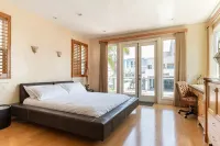 海灘…之家度假屋，絕美海景和碼頭景觀，距海浪僅數步,.. - 民宿