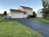 3 bedroom house with fenced in yard and pool close to Syracuse - Wifi