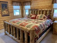 Log home nestled in tall pines near Norway Lake - バルコニー