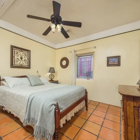 Artsy Historic Downtown 2BR w large backyard & private Salt Water Spa Pool