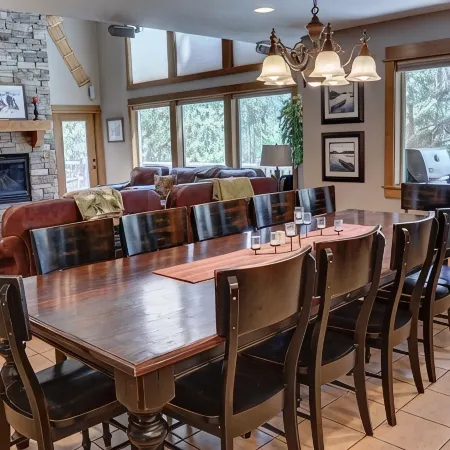 Premier Luxury Home with 7 Br/7.5 BA, Hot Tub, Game Room, Sharc Passes, A/C