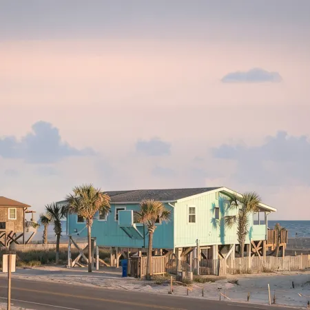 OCEAN FRONT, 4BR, 2BA, FENCED YARD, PET FRIENDLY,  Walkable to shops/restaurants