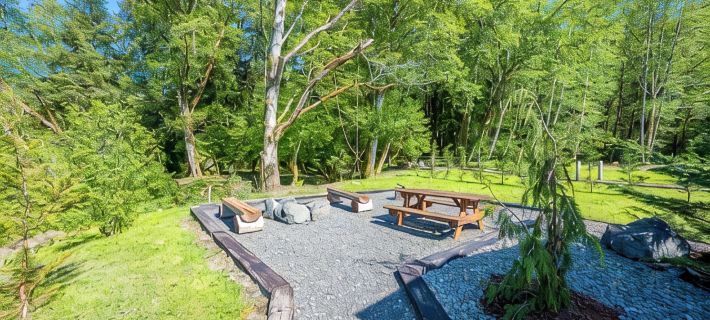 Rainforest Tiny Home Retreat: Rustic Hotels in Forks