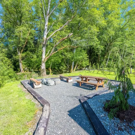Rainforest Tiny Home Retreat: Rustic