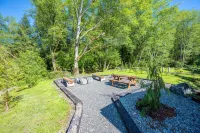 Rainforest Tiny Home Retreat: Rustic - Boutique