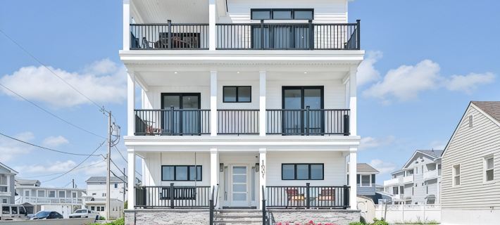 BEACHFRONT Multi-Family Home, 3 levels with decks! Hotels in Brigantine