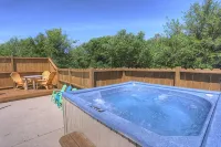 Family Fun House! Private Pool, Putting Green, Walk to Beach, Hot Tub, Game Room - Hot Tub