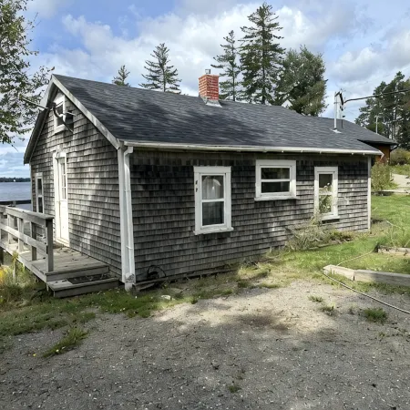 Cozy 1 bedroom cabin a few steps from Gardner Lake