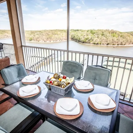 8104 Towers, Beautiful Condo! Quiet! Elevators, Indoor/Outdoor Pools. Free Wifi