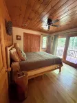 Bright cabin retreat happily situated 7 miles from Whiteface Mt - homestay