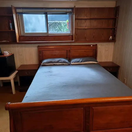 Cozy Private Basement Room shared bathroom فنادق في بورنبي