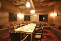 Dar Talmoudi ,Traditional Riad, Local Food, Camel , Desert Excursions - Bãi đậu xe