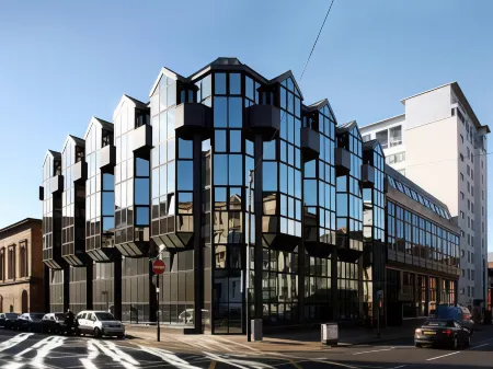 Premier Suites Plus Glasgow Bath Street Отели рядом с достопримечательностью «Trades Hall of Glasgow»