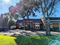 Arkana Motor Inn & Terrace Apartments Hotels near Norm Mitchell Park