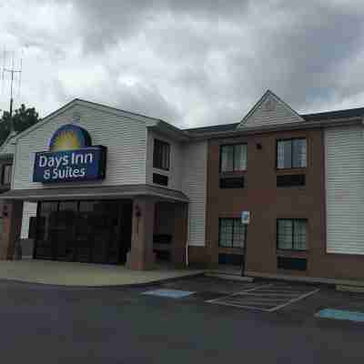 Days Inn & Suites by Wyndham Cambridge Hotel Exterior