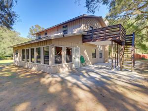 Summerfield Home w/ Deck Near Lake Sumter Landing!