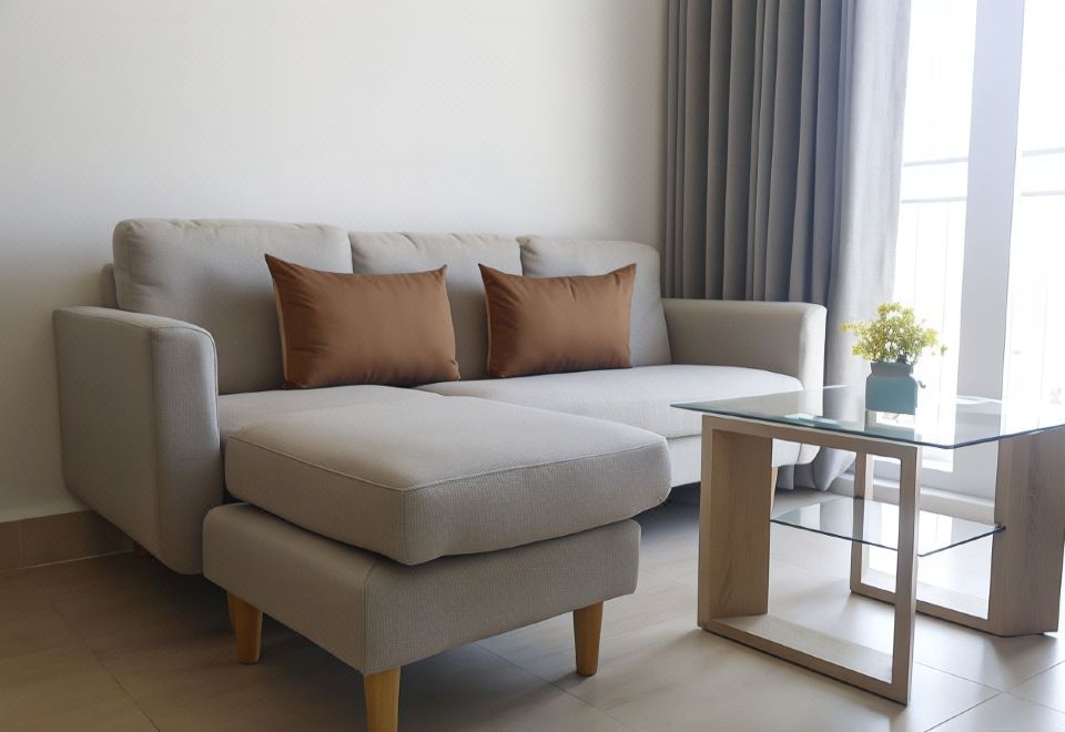 [메콩뷰 3 콘도텔의 현대적인 거실 공간]