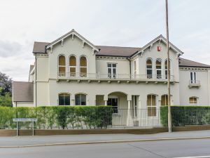 Crescent House Apartments