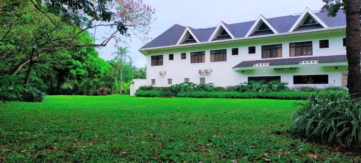Chateau Bleu Resort Hotels in Laguna