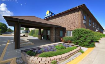 2. Days Inn..