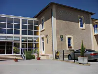 Logis Hôtel Restaurant les Minotiers Hotels in Plavilla