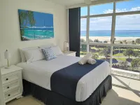 Kirra Surf Apartments - Beach