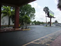 Howard Johnson by Wyndham Ft. Myers FL - parking