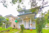 RedDoorz Near Taman Bunga Nusantara 2