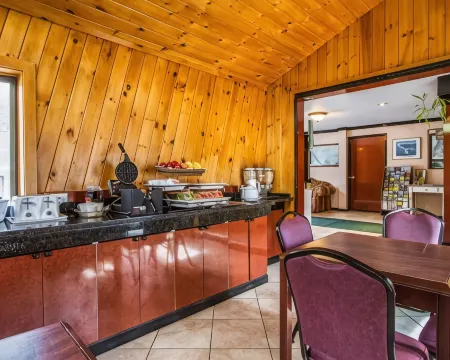 Rodeway Inn & Suites Brunswick Near Hwy 1 Отели в г. Боудойн