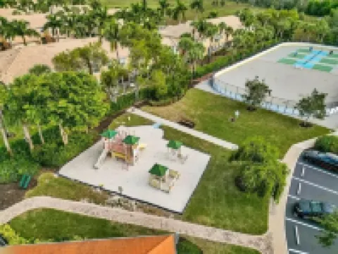 Lakefront townhome near beach in Southwest Florida