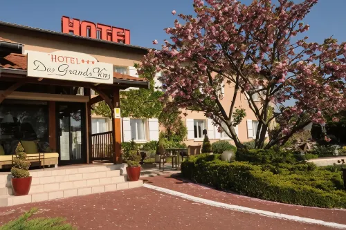 Logis Hotel des Grands Vins - บริการรถรับส่ง