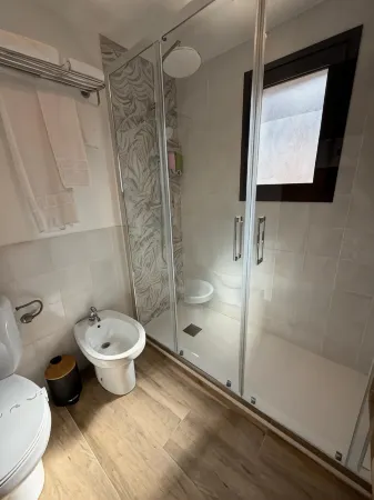 Aston Hotel Отели рядом с достопримечательностью «Plaça de la Rotonda»