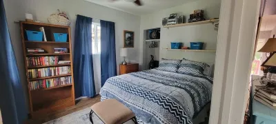 Cabin, remodeled, 3 bedrooms,1 blk to Mason Lake with views of Olympic Mtns.
