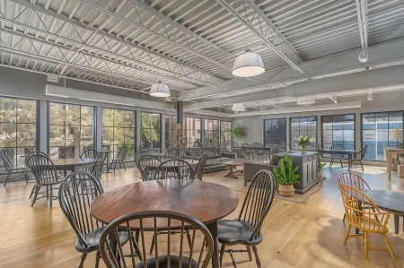 Meeting House Отели рядом с достопримечательностью «Иден Сентер»