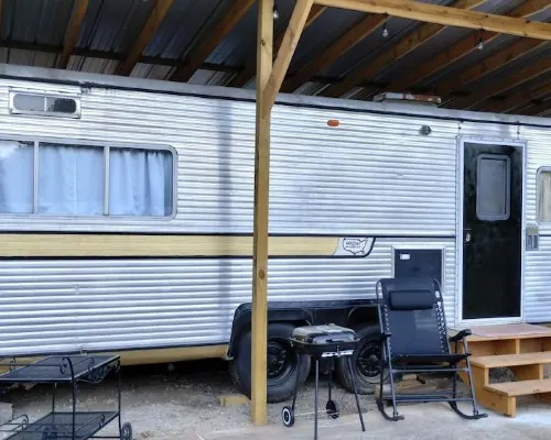 Vintage Restored Glamper - Unique Tiny Home w/ Plunge Pool & Patio セントクレアのホテル