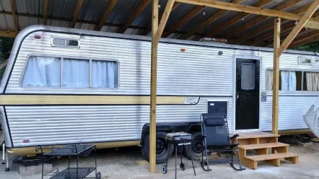 Vintage Restored Glamper - Unique Tiny Home w/ Plunge Pool & Patio Отели в г. Сент-Клэр