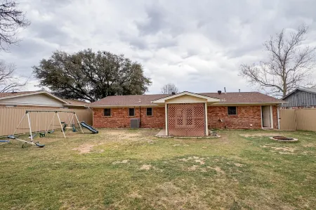 Spacious Retreat - Contractor-Friendly, Great for Families