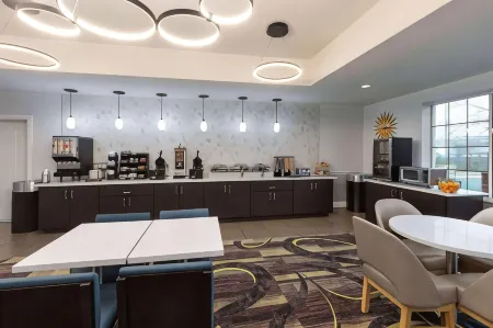 La Quinta Inn & Suites by Wyndham Austin - Cedar Park Отели рядом с достопримечательностью «Лейклайн Молл»