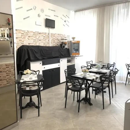 Hotel Alessander Отели рядом с достопримечательностью «Железнодорожная станция Milan Rogoredo»