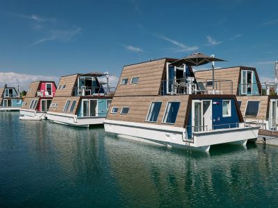 Tranquil Marina Azzurra Resort House Boat 2 Bedroom Sleeps 6